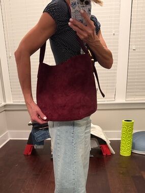 Madewell
Madewell Deep Burgundy
Suede Essential Tote